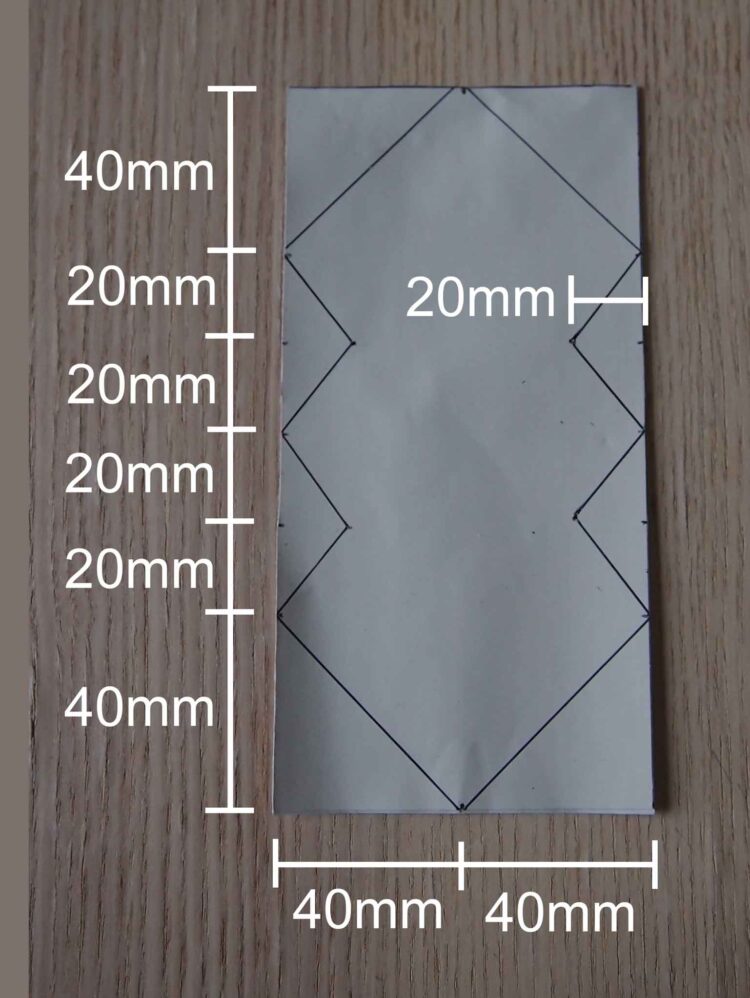 2     With scissors, cut a 8cm x 16cm rectangle from the rubber sheet. Then draw the pattern shown in the image according to the dimensions in the image.