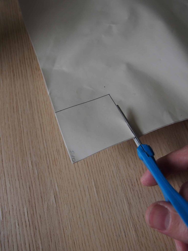 2     With scissors, cut a 6cm x 6cm square from the rubber sheet.