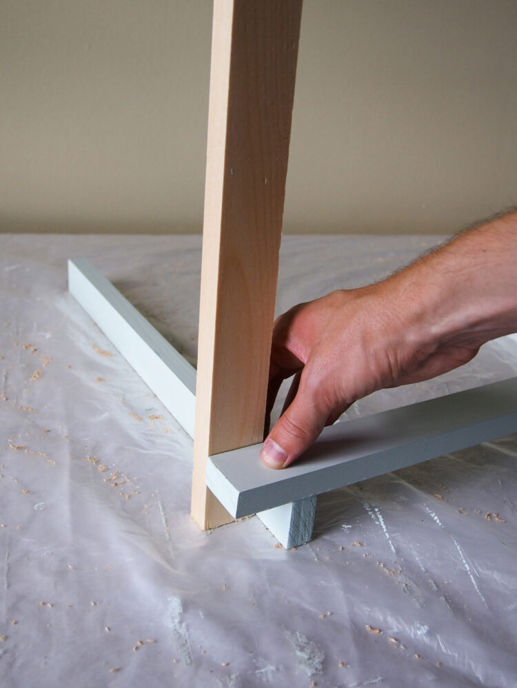 21     To assemble the backrest, make a right angle with two wood pieces, as in step 4. The wide piece should hang over the narrow piece by 1 full width of wood.