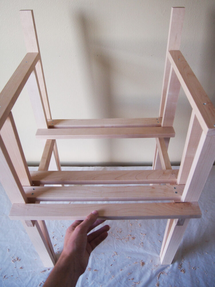 23     Arrange three 20in (50cm) pieces. They should be touching the vertical 27.5in (70cm) pieces, as pictured.