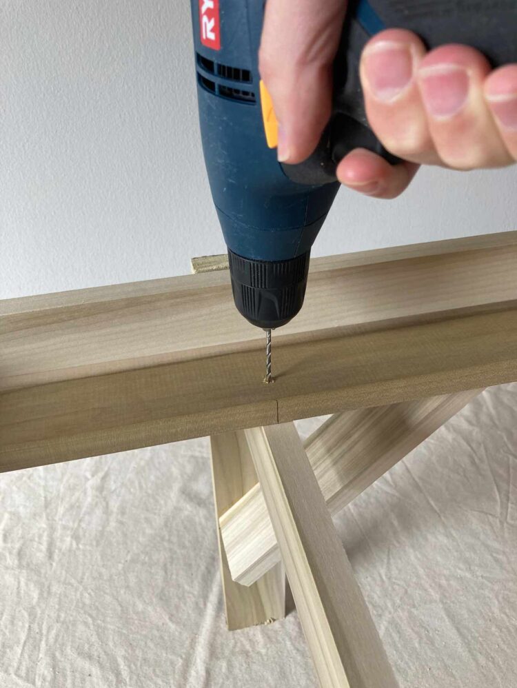 25     Line that mark up with the center of a piece completed in step 23, and drill 4 holes for your screws.